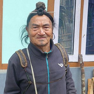 Apatani-Mann mit Dutt - Indien - Nordosten - Land und Leute