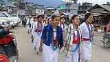 Singende junge Frauen auf dem Weg zum Festplatz in Daporijo zum Boori Boot-Fest. - Indien - Nordosten - Land und Leute