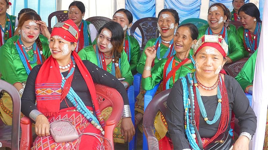 Frauen des Nyishi-Stammes - Indien - Nordosten - Land und Leute