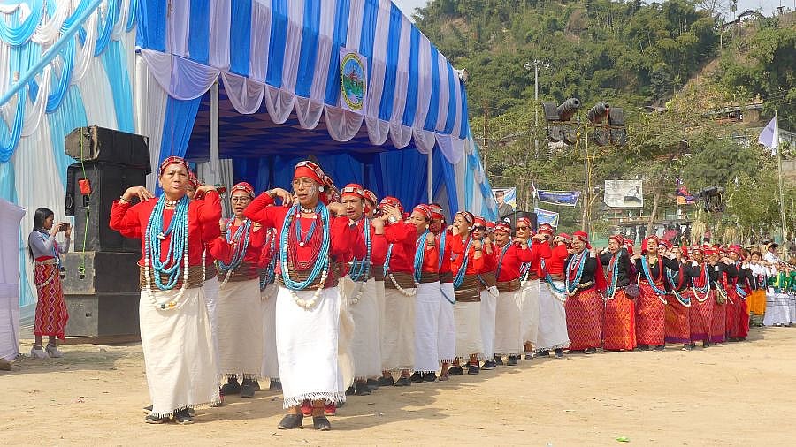 Traditioneller Tanz auf dem Boori Boot-Fest - Indien - Nordosten - Land und Leute