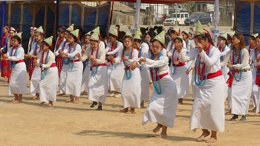 Nyishi-Frauen beim Tanz - Indien - Nordosten - Land und Leute