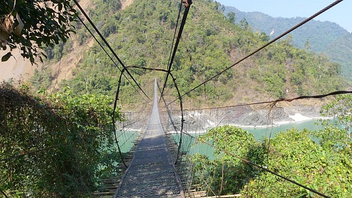 H&auml;ngebr&uuml;cke &uuml;ber den Brahmaputra - Indien-Nordosten-Landschaft