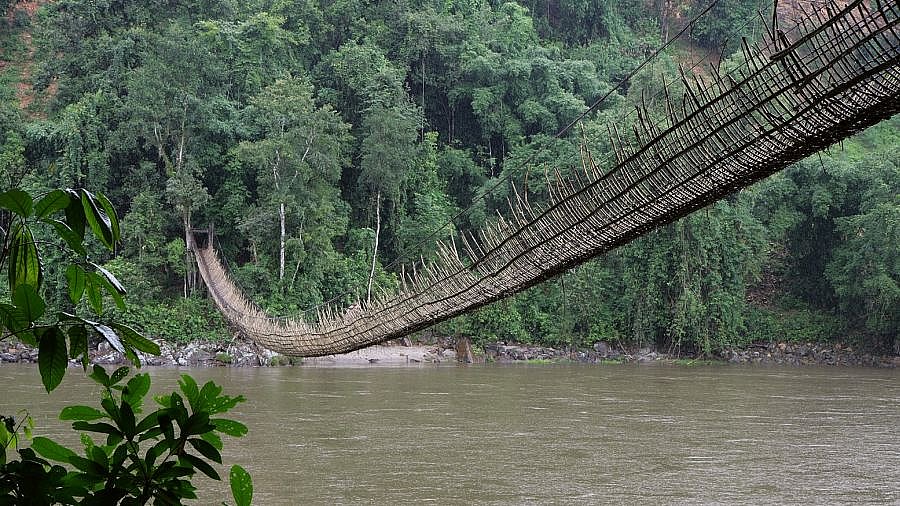 Alte Bambus-H&auml;ngebr&uuml;cke &uuml;ber den Brahmaputra - Indien-Nordosten-Landschaft