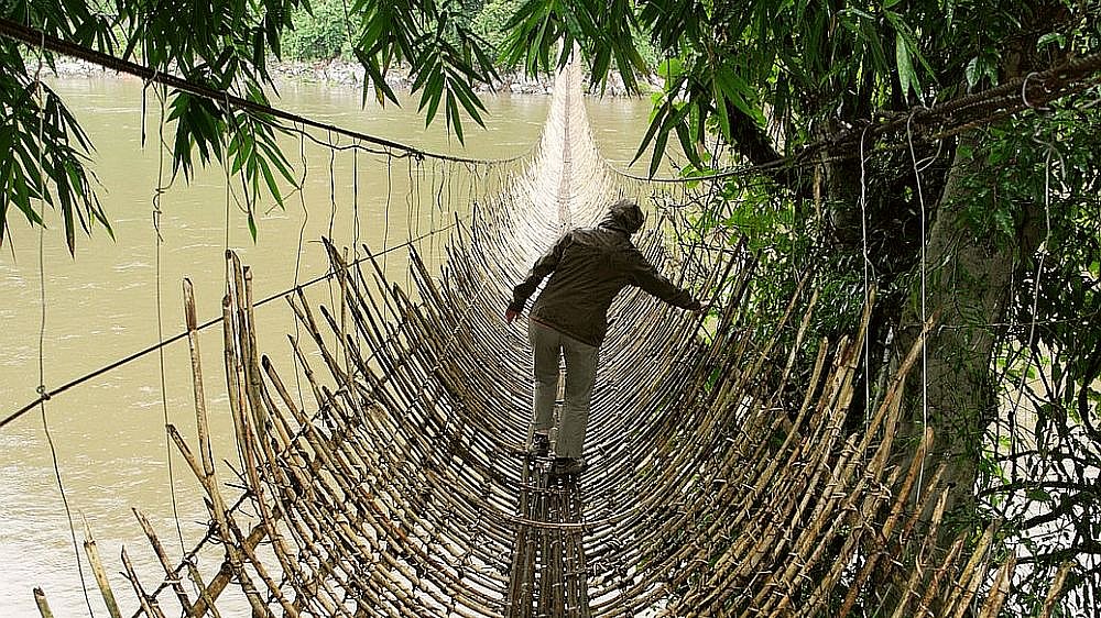 Alte Bambus-H&auml;ngebr&uuml;cke &uuml;ber den Brahmaputra - Indien-Nordosten-Landschaft
