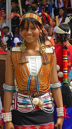 Junge Wangcho-Frau auf dem Oriah-Fest - Indien - Nordosten - Land und Leute