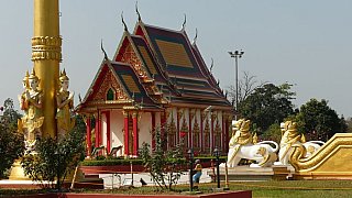 Roter Pavillon neben der Goldenen Pagode - Indien - Nordosten - Sehensw&uuml;rdigkeiten