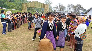 Begr&uuml;&szlig;ungs-Spalier auf dem Reh-Fest - Indien - Nordosten - Land und Leute