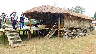 Bambus-Haus auf dem Reh-Fest in Roing - Indien - Nordosten - Land und Leute