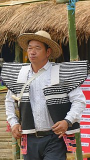 Idu Mishmi-Mann mit traditioneller Weste - Indien - Nordosten - Land und Leute
