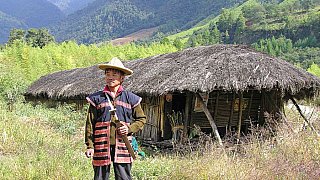 Mishmi-Mann vor seiner H&uuml;tte - Indien - Nordosten - Land und Leute