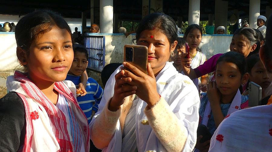 Die Inder sind total verr&uuml;ckt nach Selfies - Indien - Assam - Land und Leute
