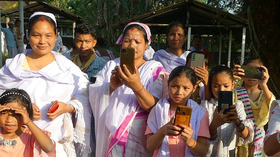 Jeder m&ouml;chte ein Selfie mit uns. - Indien - Assam - Land und Leute