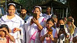 Jeder m&ouml;chte ein Selfie mit uns. - Indien - Assam - Land und Leute