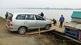 Autoverladung auf die F&auml;hre nach Majuli - Indien - Assam - Land und Leute