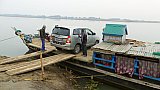 Autotransport auf der F&auml;hre nach Majuli - Indien - Assam - Land und Leute