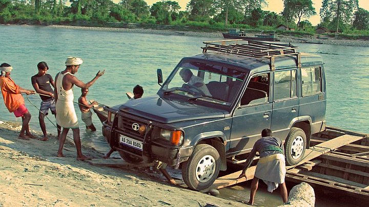 Improvisierte F&auml;hre auf dem Brahmaputra - Indien - Assam - Land und Leute
