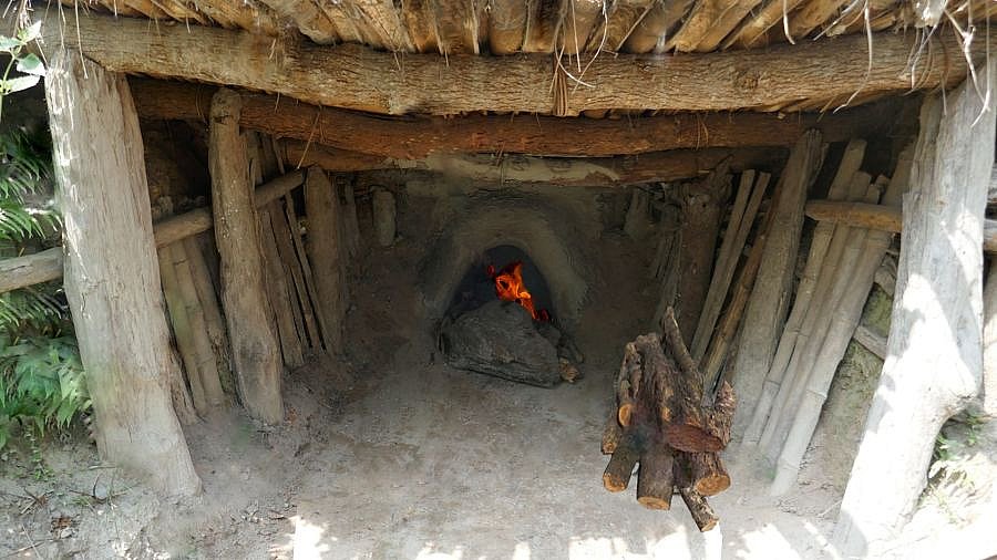 Brennofen mit Zugang zur Brennkammer - Indien - Assam - Land und Leute