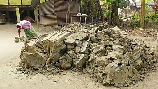 Lehm f&uuml;r die T&ouml;pferwaren auf Majuli Island - Indien - Assam - Land und Leute