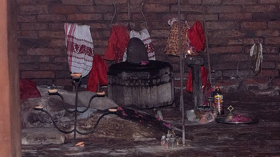 Gebetsraum im Na-Pukhuri Shiva Dol Tempel - Indien - Nordosten - Sehensw&uuml;rdigkeiten