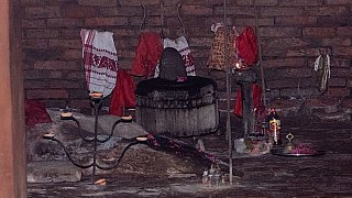 Gebetsraum im Na-Pukhuri Shiva Dol Tempel - Indien - Nordosten - Sehensw&uuml;rdigkeiten