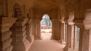Innenraum des Raja-Palastes in Garhgaon - Indien - Nordosten - Sehensw&uuml;rdigkeiten