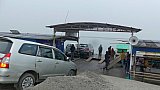 Mit dem Auto auf Brahmaputra-F&auml;hre - Indien - Assam - Land und Leute
