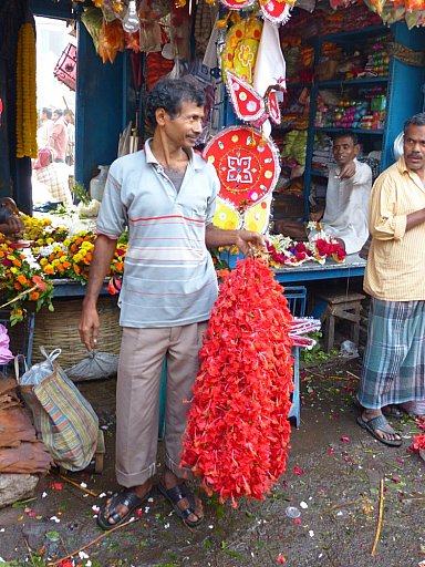 Verk&auml;ufer auf dem Blumenmarkt in Calcutta - West-Bengalen: Land-und-Leute