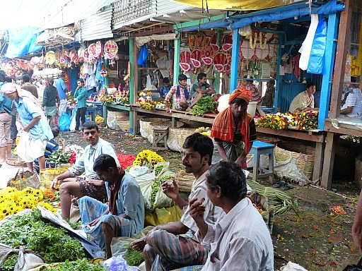 Verkaufsst&auml;nde auf dem Blumenmarkt in Calcutta - West-Bengalen: Land-und-Leute