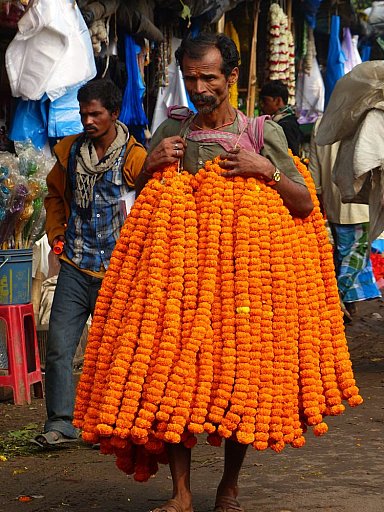 Blumenverk&auml;ufer auf dem Blumenmarkt in Calcutta - West-Bengalen: Land-und-Leute