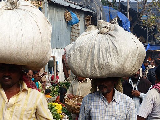 Blumentr&auml;ger auf dem Blumenmarkt in Calcutta - West-Bengalen: Land-und-Leute