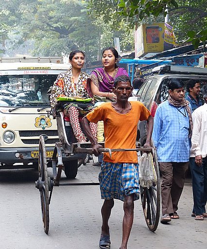 Rikscha-Zieher unterwegs in Calcutta - West-Bengalen: Land-und-Leute