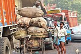 Vollbeladener Fahrrad-Transporter in Calcutta - West-Bengalen: Land-und-Leute