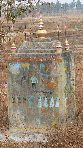 Motive auf einem Toten-Erinnerungsstein - Chhattisgarh: Land-und-Leute