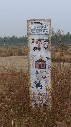 Motive auf einem Toten-Erinnerungsstein - Chhattisgarh: Land-und-Leute