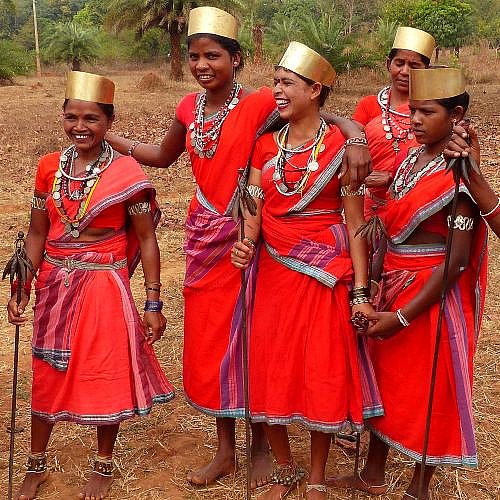 Ghond-Frauen in ihrer traditionellen Tanztracht - Chhattisgarh: Land-und-Leute