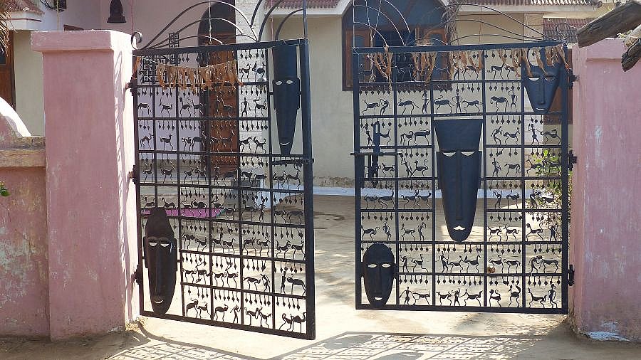 Kunstvolles Hof-Eingangstor in Kumharpara  - Chhattisgarh: Land-und-Leute