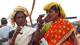 Palmweinverkostung auf dem Markt in Mardum - Chhattisgarh: Land-und-Leute
