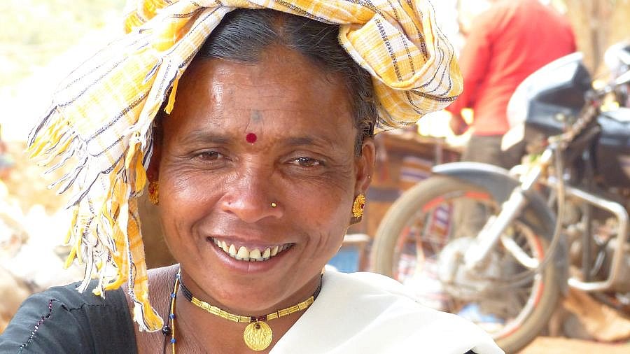 Stammesfrau auf dem Wochenmarkt in Mardum - Chhattisgarh: Land-und-Leute
