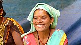 Freundlich l&auml;chelnde Stammesfrau - Chhattisgarh: Land-und-Leute