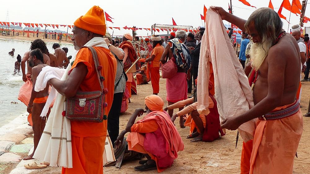 Rituelles Bad auf der Rajim Kumbh Mela - Chhattisgarh: Land-und-Leute