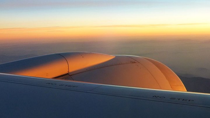 Flug bei Sonnenuntergang in die Nacht - IND-Blog-Bilder