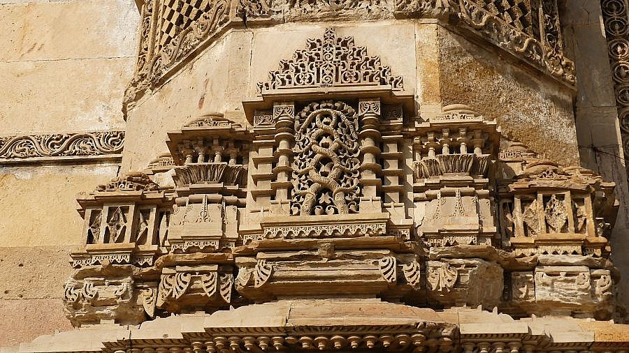 Sehr gut erhaltene Sandstein-Reliefs zieren die Torb&ouml;gen, die in die Gebetshalle f&uuml;hren. - Gujarat - Sehensw&uuml;rdigkeiten