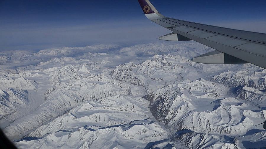 Himalaya von oben auf dem Flug von Delhi nach Leh - Ladakh: Landschaft