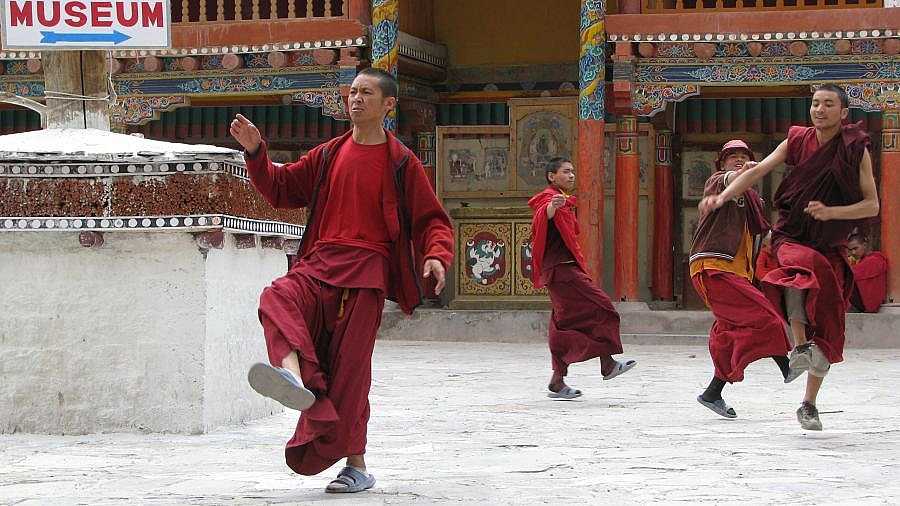 M&ouml;nche bei der Fest-Probe - Ladakh: Land-und-Leute