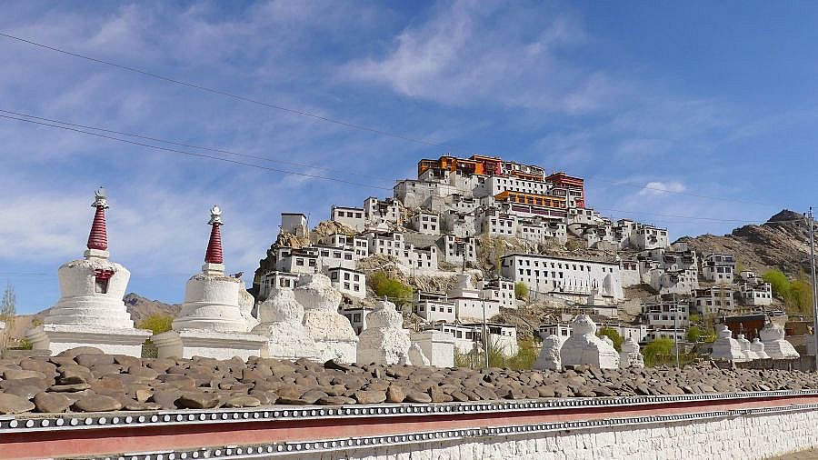 Tsch&ouml;rten vor dem Tikse Kloster - Ladakh: Sehensw&uuml;rdigkeiten