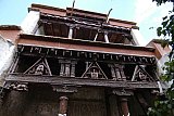 H&ouml;lzerner Vorbau vor dem Eingang des Alchi Tempels - Ladakh: Sehensw&uuml;rdigkeiten