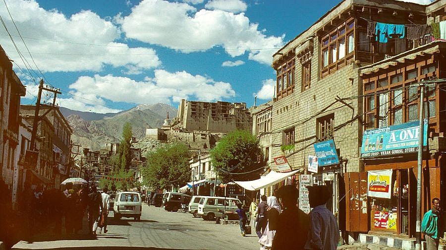 Hauptstra&szlig;e von Leh 1994 - Ladakh: Sehensw&uuml;rdigkeiten