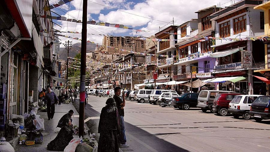 Hauptstra&szlig;e in Leh 2008 - Ladakh: Sehensw&uuml;rdigkeiten