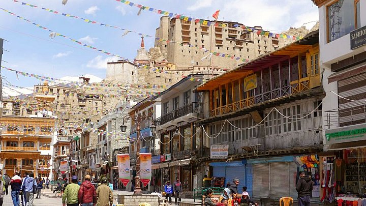 Hauptstra&szlig;e von Leh mit Blick auf den Palast - Ladakh: Sehensw&uuml;rdigkeiten