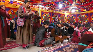 Gebetszeremonie im Festzelt in Markha - Ladakh: Land-und-Leute
